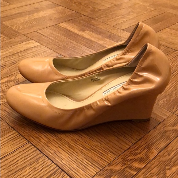 Vera Wang Lavender Beige Paten Leather Wedge Heels - Picture 2 of 6